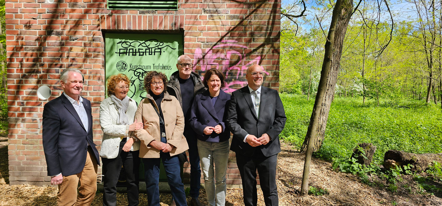 Mehr über den Artikel erfahren Kunstverein Nordkanal e.V. feiert Ausstellungseröffnung im „Trafohaus“